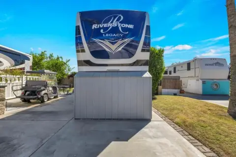 Luxurious RV with Mountain Views