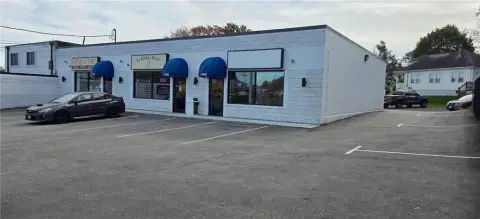 Open-Plan Retail Storefront