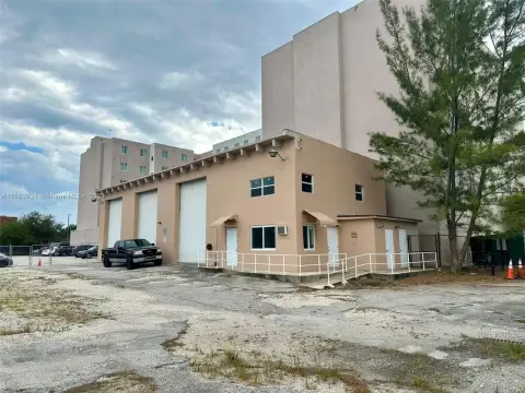 Lakefront Warehouse Near Miami Airport