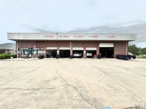 Tuscaloosa Automotive Shop with Lifts