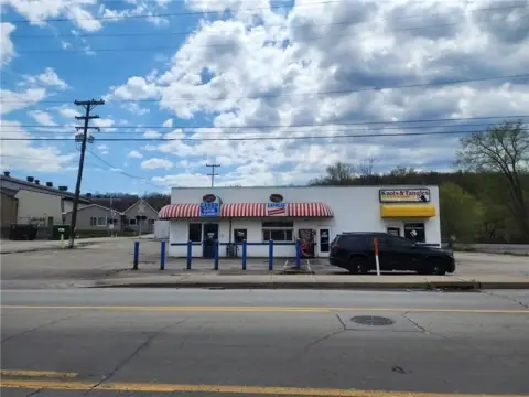Commercial Building on Main Thoroughfare