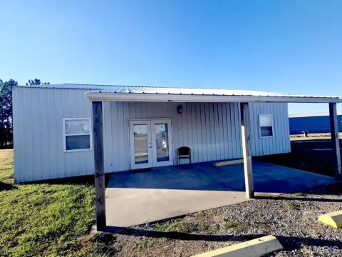 Commercial Building Near Charleston, MO