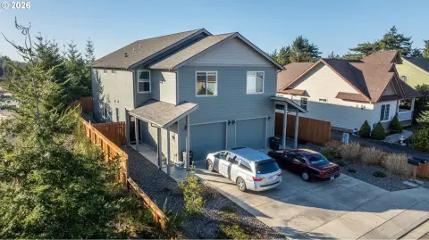 Newer Duplex in Coos Bay