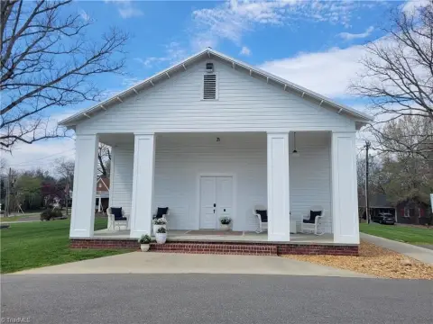 Pilot Mountain Commercial Building For Lease