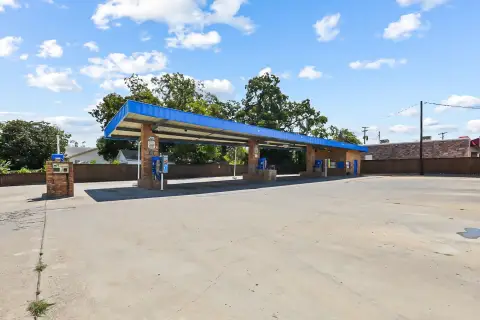 Car Wash with Studio Apartment
