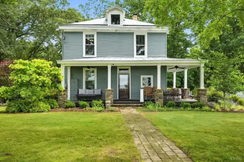 Renovated Farmhouse with Mountain Views