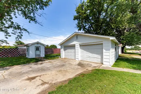 Land with Garage in Maryville