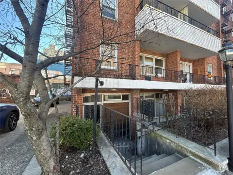 Adaptable Storefront in Forest Hills
