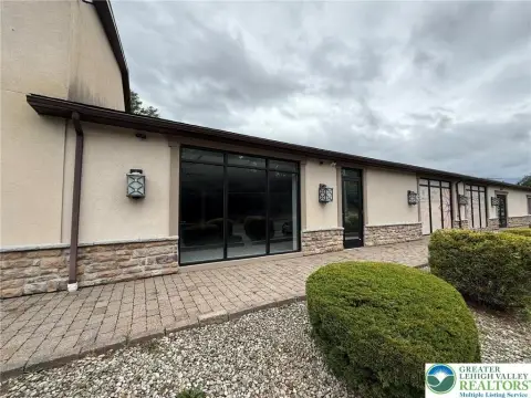 Versatile Commercial Space on Highway