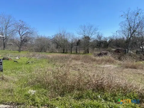 Residential Lot in Luling, TX