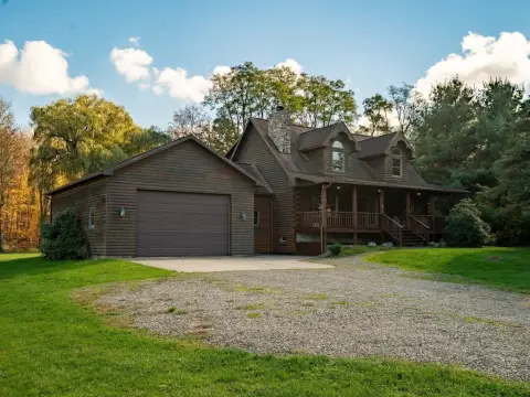 Girard Log Cabin on 2.4 Acres