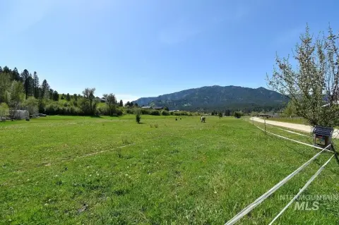 Land with Panoramic Mountain Views