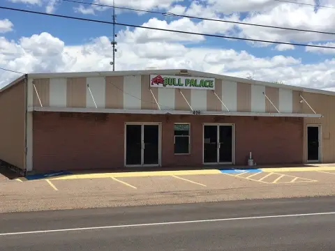 Spacious Retail Building on Highway