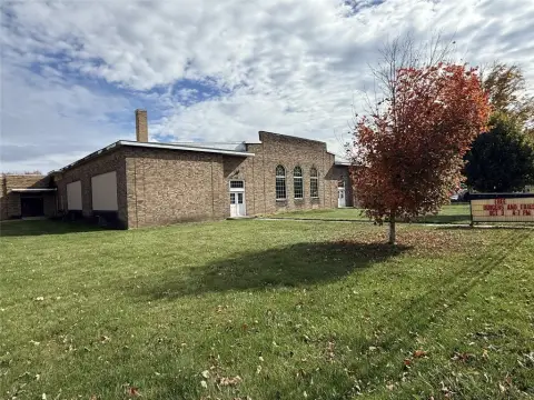 Versatile 30,000 SF Building on 14 Acres