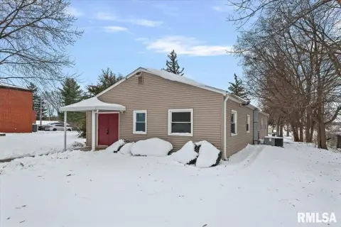 Commercial Building in Pleasant Plains