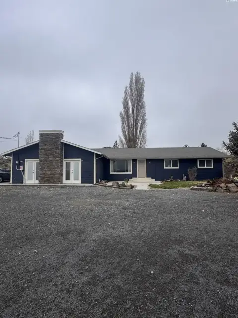 Eltopia Farmhouse with Acreage