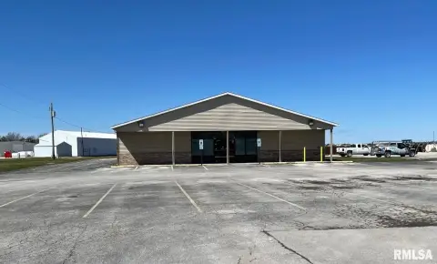 Former Retail Building on Large Lot