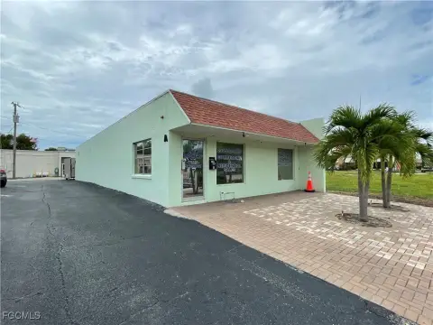 Freestanding Building in Cape Coral
