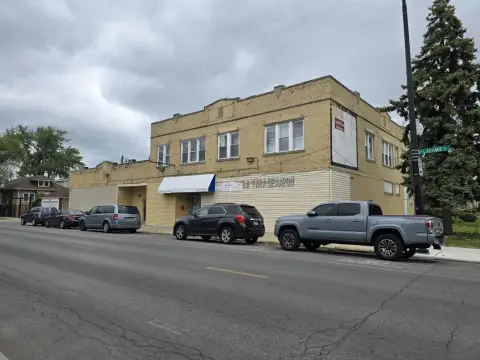 Mixed-Use Building in Belmont Cragin