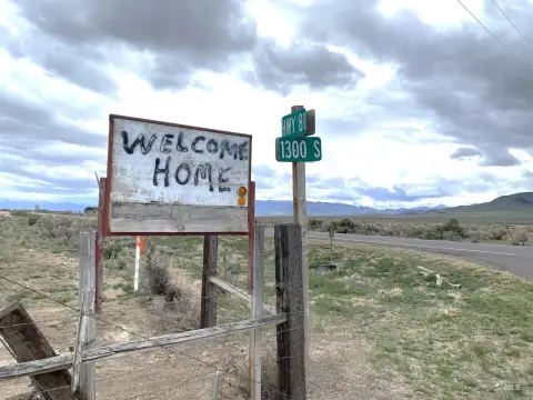 Land with Mountain and Agricultural Views