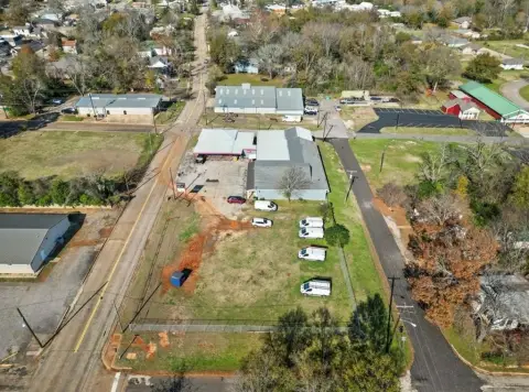 Versatile Commercial Space in Palestine