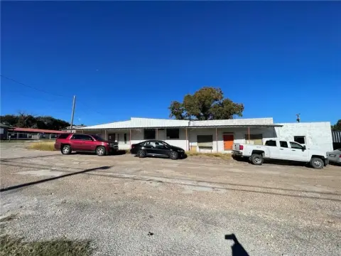 Versatile Commercial Space in Clifton, TX