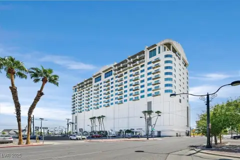 Pristine Loft in Soho Hi-Rise