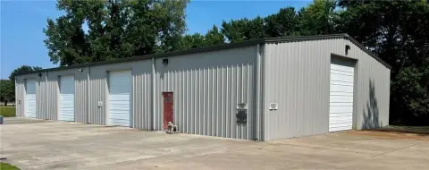 Industrial Building on 8.9 Acres