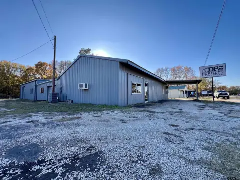 Versatile Commercial Building in Quitman, TX
