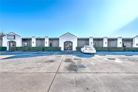 Versatile Commercial Space in Rogers