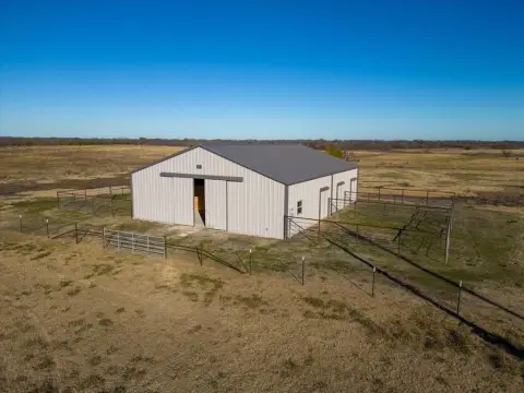 Equestrian/Cattle Property in Wolfe City