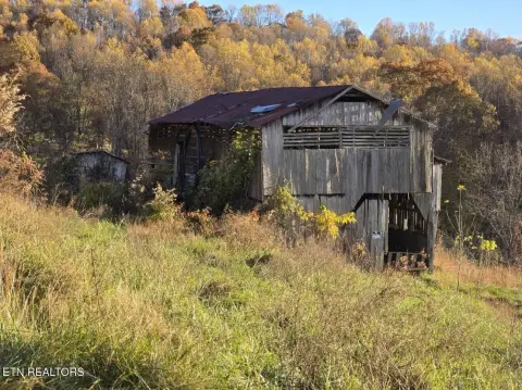 Sneedville, TN: 12 Acre Homestead