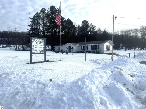 Versatile Retail/Residential Property in Honor