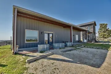 La Grange Lodge with Acreage