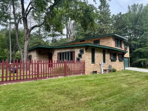 Versatile Duplex Near Woodruff Amenities