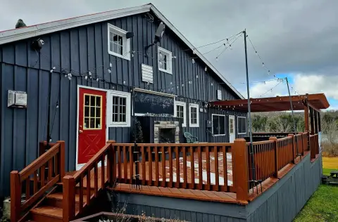 Lakefront Inn with Restaurant & Bar