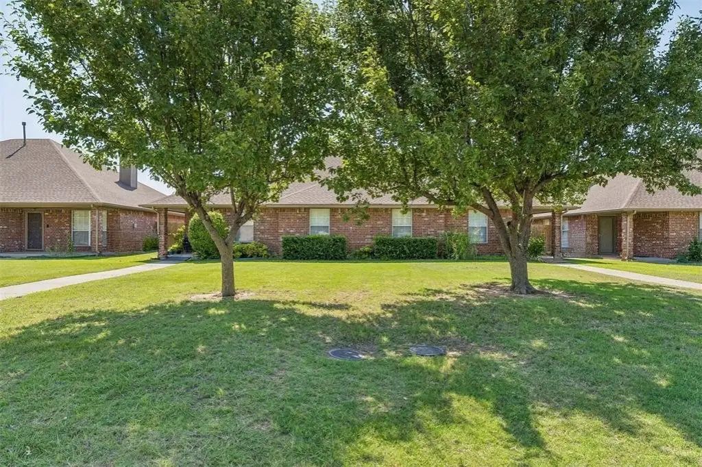 404 N Willowood Dr, Yukon, OK 73099