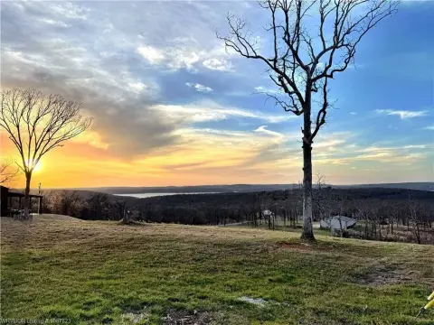 Land with Lake Tenkiller View