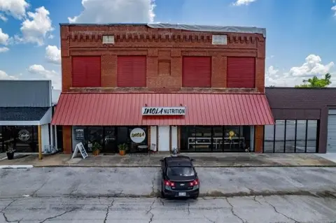 Updated Commercial Building, Downtown Inola