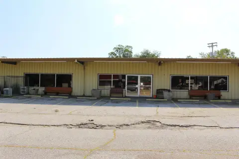 Versatile Commercial Building on Highway