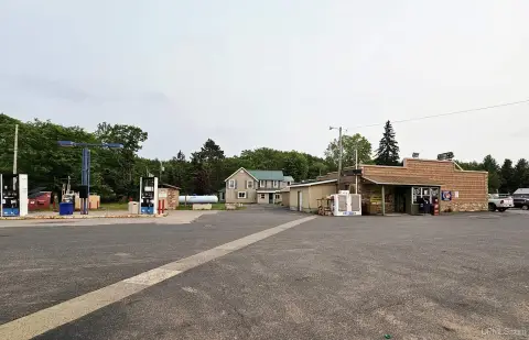 Former Store in Little Lake