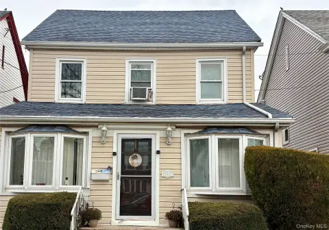 Charming Colonial Home in Queens