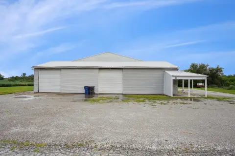 Versatile Commercial Building in Zearing