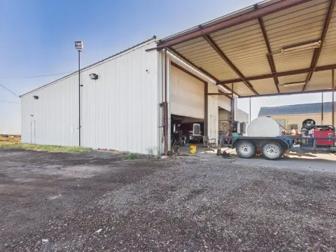 Flex Space with Heavy-Duty Hoist