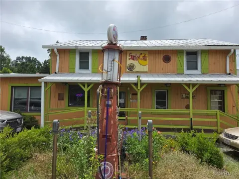 Restaurant With Living Quarters