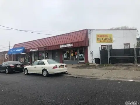 Storefront in Busy Hempstead Area