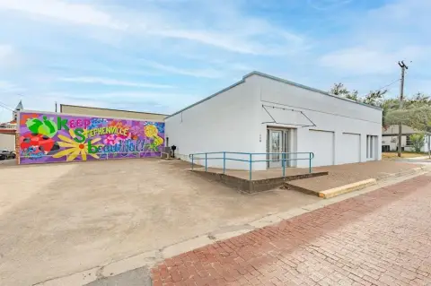 Versatile Commercial Space Near Square