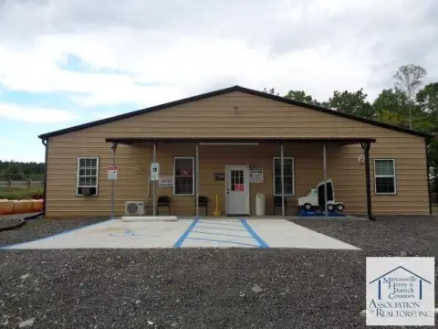 Commercial Building on Large Lot