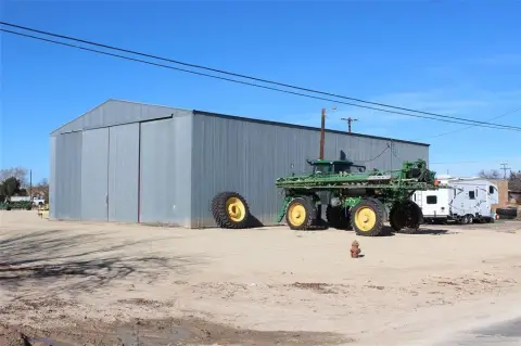 Versatile Barn on Acre Lot