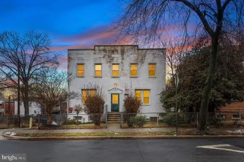 Six-Unit Multifamily Near Metro